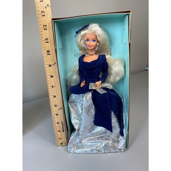 Vintage Mattel Winter Velvet Barbie 1995 Exclusive Blonde Special Edition - Picture 4 of 8